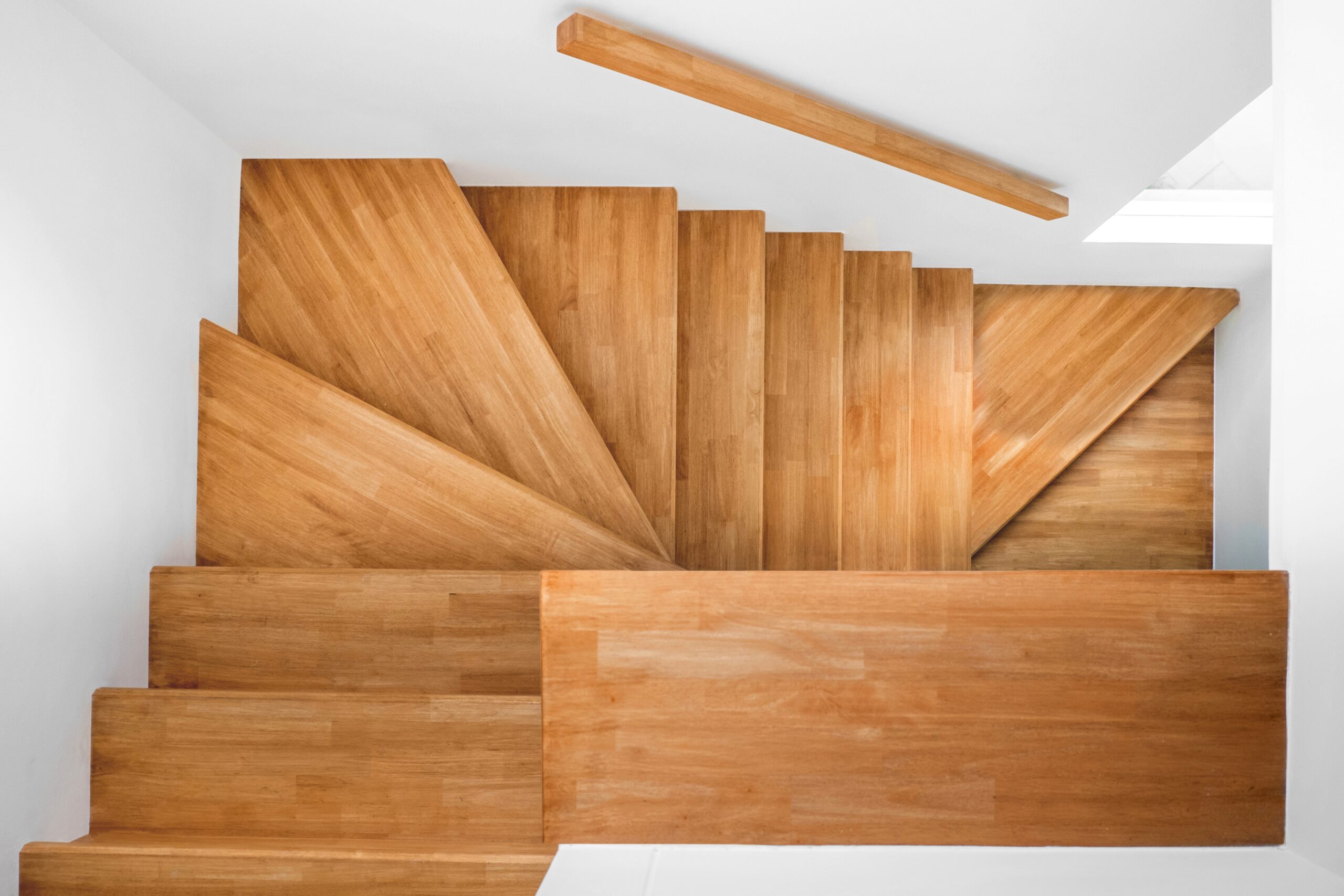 Dřevěné obložení betonových schodišť